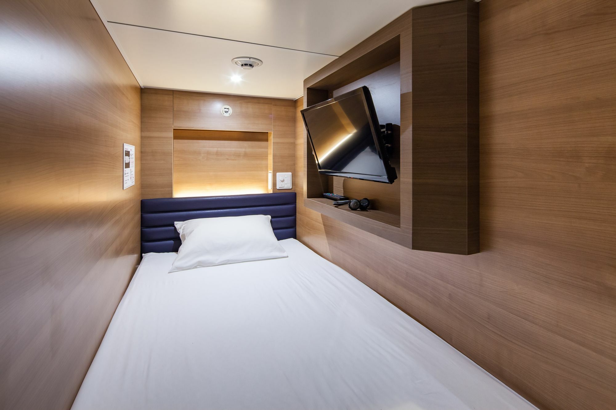 Y'S Cabin Osaka Namba Екстериор снимка